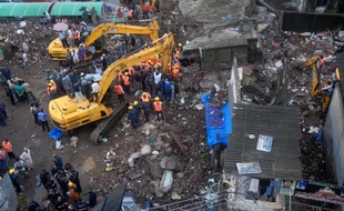 Un immeuble d'habitation de trois étages dans la banlieue de Bombay s'est effondré dans la nuit de jeudi à vendredi, tuant au moins deux enfants et piégeant à l'intérieur plusieurs habitants, ont indiqué les autorités.