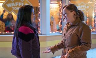 Comme TF1 et M6, Netflix lance déjà ses téléfilms de Noël, ici « Flocons d'amour » .