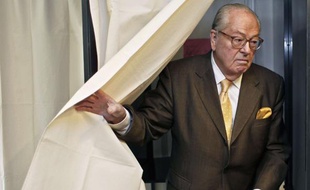 Jean-Marie Le Pen, tête de liste FN en Paca, s'est rendu à Saint-Cloud le 21 mars 2010 pour voter au second tour des régionales.