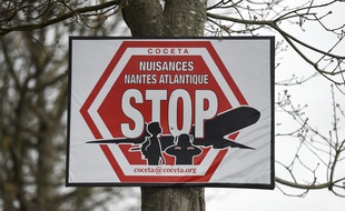 Un panneau du Coceta, collectif de riverains de l'aéroport de Nantes dénonçant les nuisances sonores aériennes.