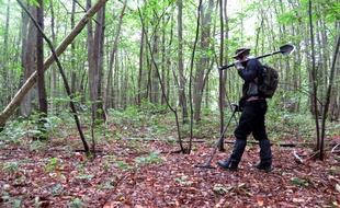 Cesson (Seine et Marne), le 01 septembre 2015. Guillaume sonde le sol à l'aide de son détecteur de métaux.