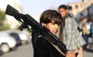 Un enfant soldat au Yemen, le 16 avril 2015 à Sanaa.