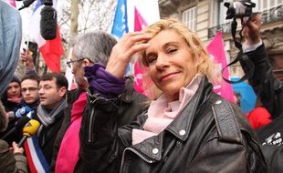 Frigide Barjot manifeste près du Sénat à Paris, le 4 avril 2013.