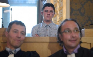 Daniel Legrand (C) et ses avocats Hugues Viguier et Hervé Corbanesi au tribunal le 5 juin 2015 à Rennes