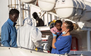 Des migrants viennent d'arriver aux portes de l'Europe à Palerme, en Italie (2017).