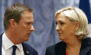 Nicolas Dupont-Aignan et Marine Le Pen, le 29 avril 2017 à Paris.