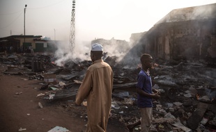 Les ruines fumantes du marché de Koudoukou dans le district PK5 à Bangui le 26 décembre 2019.