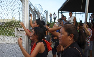 Des familles de détenus attendent des informations après la vague de violence dans des prisons brésiliennes, à Manaus, le 27 mai 2019.