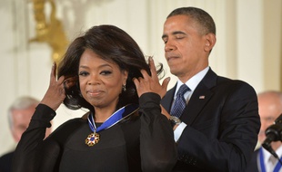 Oprah Winfrey, le 20 novembre 2013, décorée de la médaille présidentielle de la liberté par Barack Obama.