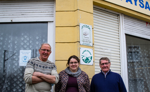 Xavier Bonvoisin, Amandine Huyghe et Marc Westrelin, devant les locaux hazebrouckois de l'association Arcade.