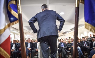 Laurent Wauquiez, candidat à la présidence du parti Les Républicains, de dos, lors d'une réunion publique à Arcachon le 23 novembre 2017