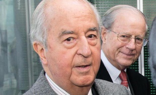 L'ancien Premier ministre Edouard Balladur (G) et le trésorier de sa campagne présidentielle de 1995, René Galy-Dejean (D).