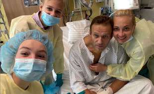 Alexeï Navalny posant à l'hôpital