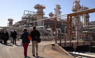 Une photo datant du 14 décembre 2008 montrant une délégation parcourant le site gazier de Krechba, dans le sud algérien.