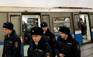 Des policiers dans le métro de Saint-Pétersbourg au lendemain de l'attentat qui a fait 15 mort le 3 avril 2017