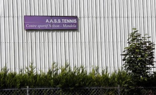 Photo prise le 7 mai 2014 d'un centre sportif à Sarcelles où un entraîneur de tennis est soupçonné d'avoir violé des élèves mineures