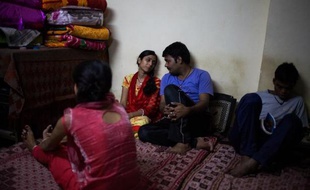 Un couple indien, Deepika (2e à g), 24 ans, et Vibhor (2e à d), du même âge, dans un refuge mis à leur disposition par l'association Love Commandos à New Delhi, le 19 octobre 2014