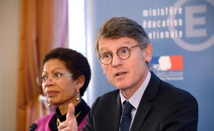 Comment attirer et garder des professeurs motivés dans les établissements les plus difficiles et y améliorer les résultats des élèves? Avec de meilleures indemnités pour les profs, des décharges horaires, des projets pédagogiques innovants soutenus sur la durée, répond Vincent Peillon.