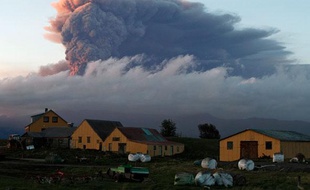 Nuage de cendres au dessus du glacier Eyjafjallajokull en Islande, le 16 mai 2010.