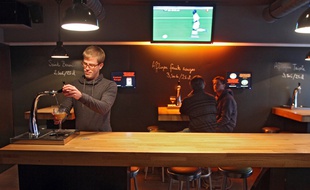 Au bar le Fut et à mesure, à Lille, les clients se servent seuls en bière.