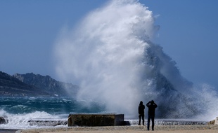 Le vent a soulevé les vagues à Marseille.