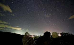 Des scientifiques japonais vont tester en février une méthode originale pour nettoyer l'espace autour de la Terre de ses déchets en les attirant magnétiquement dans l'atmosphère pour qu'ils s'y désintègrent.