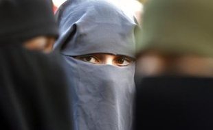 Une femme en burqa lors d'une manifestation à La Haye (Pays-Bas), le 30 novembre 2006