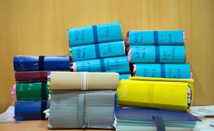 Une partie du dossier du procès d'une dizaine de personnes pour trafic de drogue sur fond de règlements de comptes entre clans, au tribunal correctionnel de Marseille le 19 févirer 2014