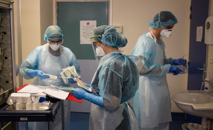 Des personnels soignants du service de réanimation de l'hôpital Larrey à Toulouse en septembre 2020 (illustration)