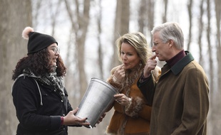 Le roi Philippe de Belgique et son épouse Mathilde goûtent la tire, du sirop d'érable chaud versé sur de la neige, à Ottawa le 12 mars 2018.