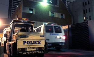 Un van devant l'hôtel de police de Harlem, New York, où Dominique Strauss-Kahn aurait passé la nuit du 14 au 15 mai 2011.