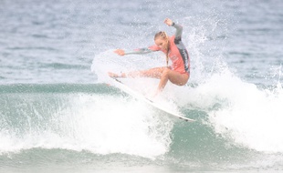 La surfeuse Isabella Nichols.