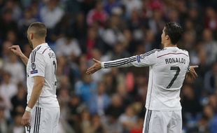 Ronaldo et Benzema se plaignent de leur défense, lors de la folle défaite du Real Madrid contre Schalke (3-4) le 10 mars 2015 en 8e de finale retour de Ligue des champions.