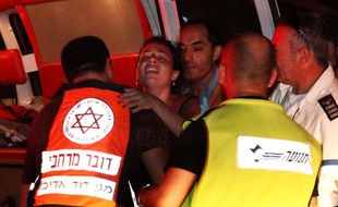 Une femme est évacuée par les secours à Beesheva, en Israël, après des tirs de roquettes en provenance de Gaza, le 20 août 2011.