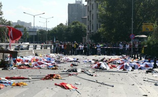 Des drapeaux recouvrent des corps de victimes du double attentat-suicide à Ankara qui a fait 95 morts, le 10 octobre 2015 en Turquie