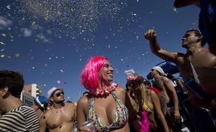 Des partipants à une fête de pré-carnaval, le 2 février 2013, à Rio de Janeiro (Brésil).