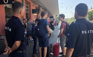 Les deux policiers roumains sur les quais de la gare d’Antibes, jeudi