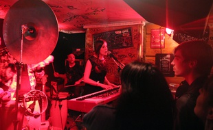 Un concert aux Bars en Trans en 2014 au Bar'Hic à Rennes.