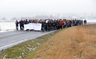 Une marche silencieuse a rassemblé 250 à 300 personnes samedi à Bouloc (Haute-Garonne) à la mémoire de Patricia Bouchon, une mère de famille tuée lors de son jogging matinal le 14 février 2011, en témoignage d'amour à la victime et de détermination à retrouver son meurtrier.