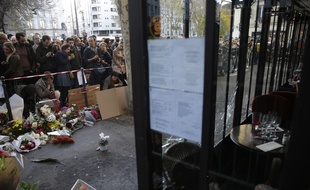 Devant le bar-restaurant La Belle Bière, à Paris, où des dizaines de personnes sont venues rendre hommage aux victimes de la fusillade, le 15 novembre 2015.