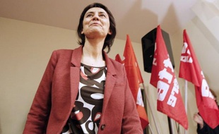 Jean-Luc Mélenchon, le candidat du Front de gauche, est "complémentaire" de François Hollande, le candidat socialiste, et n'est "pas anti-capitaliste", a déclaré vendredi Nathalie Arthaud, la candidate de Lutte ouvrière.