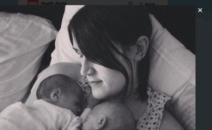 Hayley Haynes, née avec des chromosomes XY, et ses jumeaux.