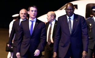 Le Premier ministre Manuel Valls et le ministre de la Défense Jean-Yves Le Drian accueillis par le Premier ministre Modibo Keita à leur arrivée le 18 février 2016 à Bamako