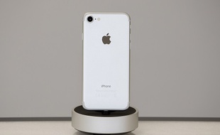 Vue de dos d'un iPhone 7 couleur argent