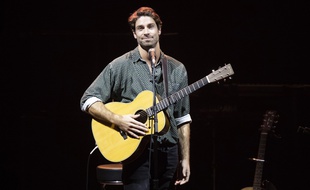 Tom Leeb sur la scène du Palais Nikaia, à Nice, en octobre 2019.