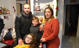 Manon et sa famille, dans leur appartement à Montpellier