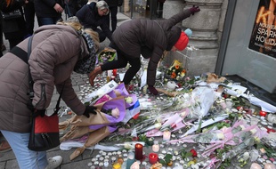 Des fleurs dans le marché de Noël de Strasbourg pour rendre hommage aux victimes de l'attentat. Photo by Patrick HERTZOG / AFP.
