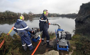 L'étang, où le corps démembré et incomplet de Laëtitia a été retrouvé est vidé, le 3 février 2011, à Lavau-sur-Loire.