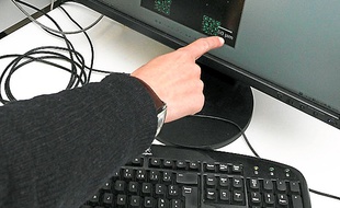 Sur une plaque de 1 cm2, quelque 10 000 QR Codes sont imprimés.