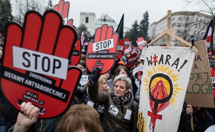 Une manifestation contre un projet de loi anti-avortement a réuni des milliers de personnes en Pologne, le 23 mars 2018.